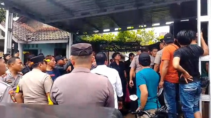 Ratusan Warga Probolinggo Geruduk Rumah Terduga Koordinator Investasi Bodong