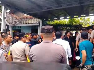 Ratusan Warga Probolinggo Geruduk Rumah Terduga Koordinator Investasi Bodong