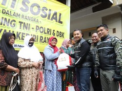 Social Riding TNI-Polri di Kediri Sapa Warga dan Bagikan Ratusan Sembako