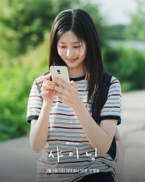 Kim Min Ju tersenyum cerah dalam potret adegan drama 'Shining' yang menampilkan pesonanya di usia 19 tahun. Kim Min Ju akan memerankan karakter bernama Mo Eun Ah.