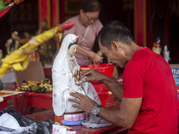 Ritual Pembersihan Rupang Dewa Sambut Tahun Baru Imlek