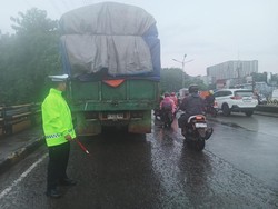 Truk Mogok di Pesing Arah Cengkareng Jakbar, Lalin Macet