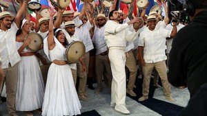 Foto: Detail Gaya Bad Bunny di Super Bowl, Penampilannya Bikin Trump Berang