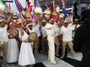 Foto: Detail Gaya Bad Bunny di Super Bowl, Penampilannya Bikin Trump Berang