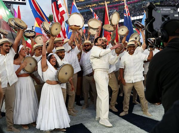 Foto: Detail Gaya Bad Bunny di Super Bowl, Penampilannya Bikin Trump Berang