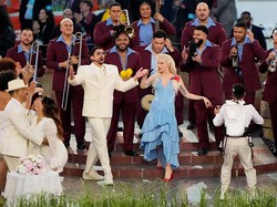 Video Penampilan Bersejarah Bad Bunny di Super Bowl, Lady Gaga Join