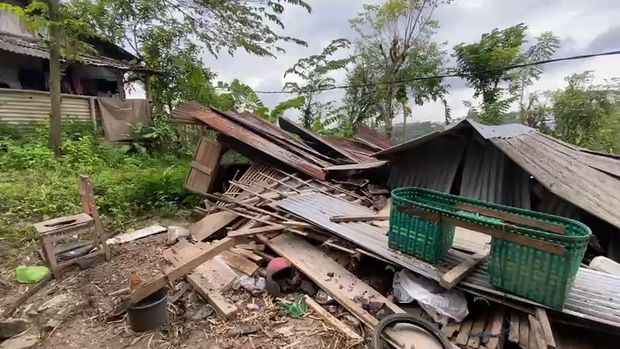 Tanah gerak di Kelurahan Jangli, Kecamatan Tembalang, Kota Semarang, yang berdampak ke 10 rumah dan jalur Jangli-Undip.