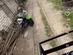 Viral Emak Pemotor Melaju di Tengah Rel-Terserempet Kereta Wisata Blora