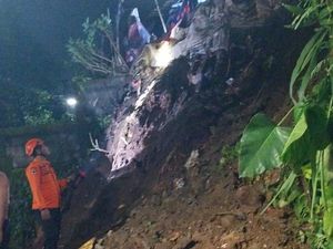 Tebing 15 Meter di Sukaraja Bogor Longsor, 4 Rumah Warga Terancam
