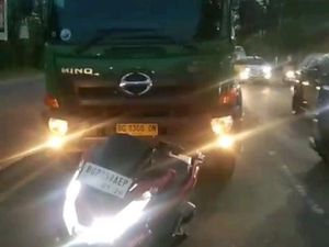 Petugas Dishub Palembang Nyaris Ditabrak Truk Saat Bertugas