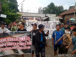 Kesal 3 Pekan Kebanjiran, Warga Tirto Pekalongan Demo di Kantor Kecamatan