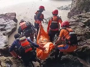 Wisatawan Hilang di Pantai Sine Tulungagung Ditemukan di Celah Tebing