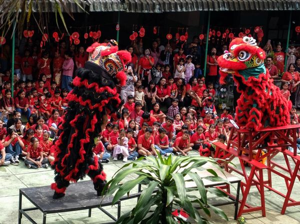 Atraksi Barongsai Warnai Kegiatan Edukasi Budaya di Sekolah Solo