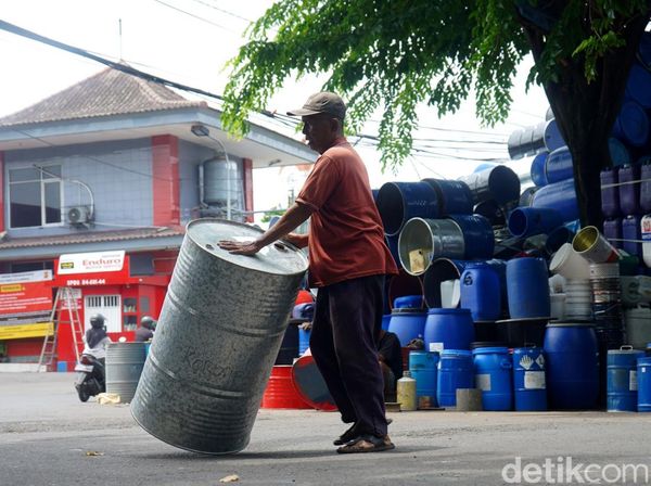 Dari Limbah Drum Bekas Jadi Barang Bernilai di Jalan Waspada