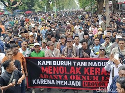 Ribuan Buruh Rokok Gelar Aksi Damai di Kantor Pemkab Pamekasan