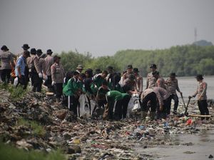 Gerakan Indonesia Asri Sasar Tumpukan Sampah di Pantai Baro Cirebon