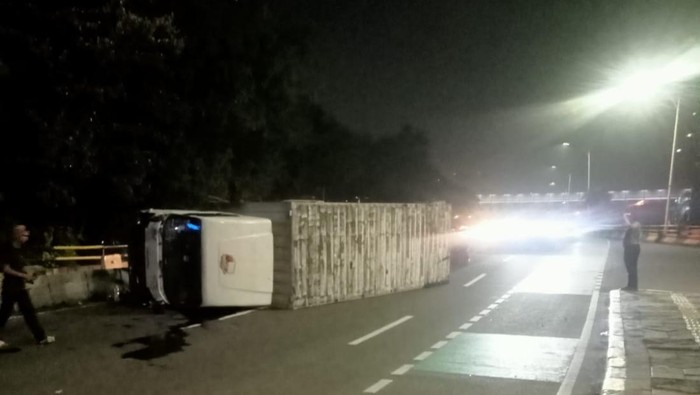 Hilang Kendali, Truk Boks Tabrak Pembatas Jalan lalu Terguling di Jakbar