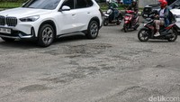 Jalan Berlubang di Bundaran Summarecon Kelapa Gading Ancam Keselamatan Pengendara