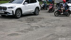 Jalan Berlubang di Bundaran Summarecon Kelapa Gading Ancam Keselamatan Pengendara