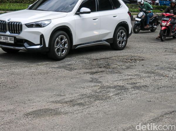 Jalan Berlubang di Bundaran Summarecon Kelapa Gading Ancam Keselamatan Pengendara