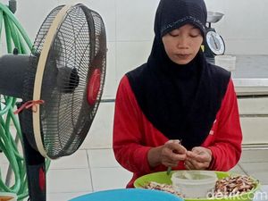 Jelang Imlek Omzet Pengepul Daging Rajungan di Probolinggo Meningkat