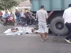 3 Remaja di Probolinggo Tewas gegara Motor Masuk Kolong Truk Gandeng