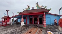 Memanjatkan Doa dari Kelenteng Bersejarah di Tengah Laut Kubu Raya