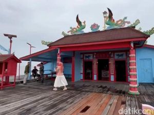 Memanjatkan Doa dari Kelenteng Bersejarah di Tengah Laut Kubu Raya