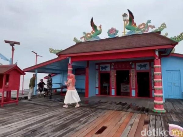 Memanjatkan Doa dari Kelenteng Bersejarah di Tengah Laut Kubu Raya