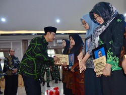 Mensos Serahkan Santunan Duka ke 23 Prajurit TNI AL Korban Longsor Cisarua