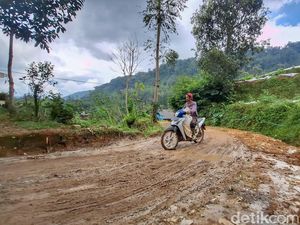 Asa Warga Cipelah Keluar dari Derita Jalan Rusak
