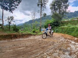 Asa Warga Cipelah Keluar dari Derita Jalan Rusak