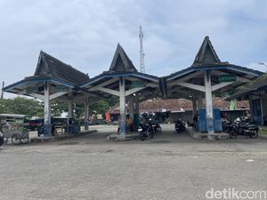 Atap Lapuk dan Jalan Hancur, Terminal Kalipucang Kian Merana