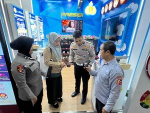 Korlantas Polri Tampilkan ETLE Mobile Handheld di Pameran Kampung Hukum 2026