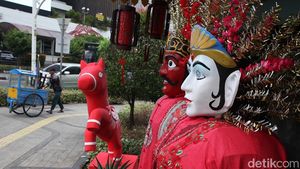 Lampion dan Ondel-Ondel Warnai Pedestrian Sudirman-Thamrin Sambut Imlek