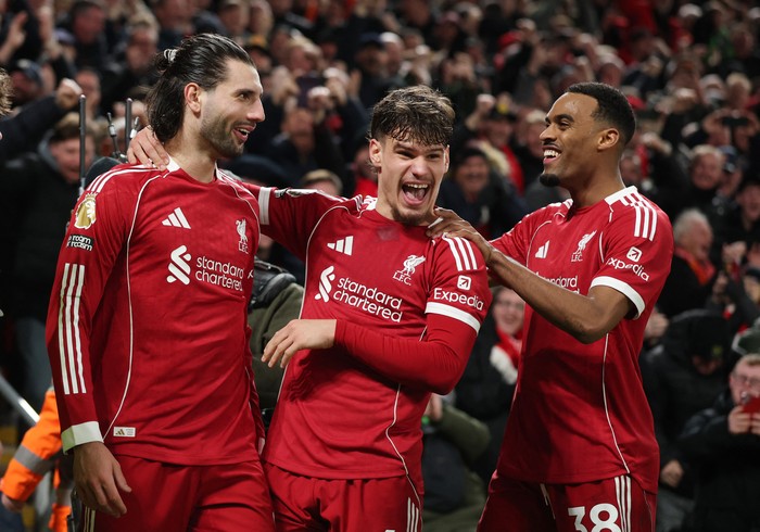 Soccer Football - Premier League - Liverpool v Manchester City - Anfield, Liverpool, Britain - February 8, 2026 Liverpool's Dominik Szoboszlai celebrates scoring their first goal with Ryan Gravenberch and Milos Kerkez REUTERS/Phil Noble EDITORIAL USE ONLY. NO USE WITH UNAUTHORIZED AUDIO, VIDEO, DATA, FIXTURE LISTS, CLUB/LEAGUE LOGOS OR 'LIVE' SERVICES. ONLINE IN-MATCH USE LIMITED TO 120 IMAGES, NO VIDEO EMULATION. NO USE IN BETTING, GAMES OR SINGLE CLUB/LEAGUE/PLAYER PUBLICATIONS. PLEASE CONTACT YOUR ACCOUNT REPRESENTATIVE FOR FURTHER DETAILS..