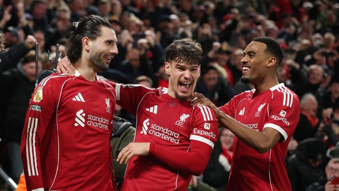 Soccer Football - Premier League - Liverpool v Manchester City - Anfield, Liverpool, Britain - February 8, 2026 Liverpools Dominik Szoboszlai celebrates scoring their first goal with Ryan Gravenberch and Milos Kerkez REUTERS/Phil Noble EDITORIAL USE