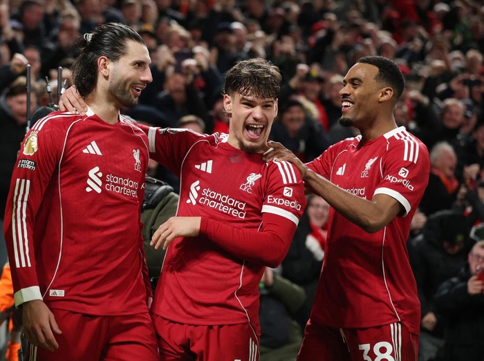 Soccer Football - Premier League - Liverpool v Manchester City - Anfield, Liverpool, Britain - February 8, 2026 Liverpool's Dominik Szoboszlai celebrates scoring their first goal with Ryan Gravenberch and Milos Kerkez REUTERS/Phil Noble EDITORIAL USE ONLY. NO USE WITH UNAUTHORIZED AUDIO, VIDEO, DATA, FIXTURE LISTS, CLUB/LEAGUE LOGOS OR 'LIVE' SERVICES. ONLINE IN-MATCH USE LIMITED TO 120 IMAGES, NO VIDEO EMULATION. NO USE IN BETTING, GAMES OR SINGLE CLUB/LEAGUE/PLAYER PUBLICATIONS. PLEASE CONTACT YOUR ACCOUNT REPRESENTATIVE FOR FURTHER DETAILS..