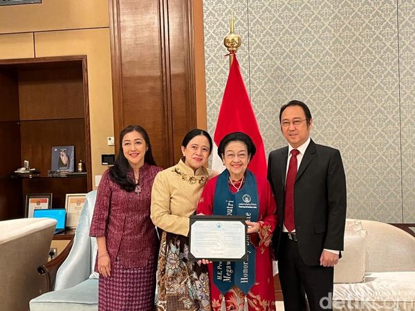 Potret Megawati Terima Doktor HC dari Kampus Perempuan Terbesar di Dunia