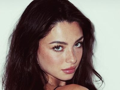 Potret Model Viral Nonton Super Bowl Bareng Tobey Maguire, Lebih Muda 30 Tahun