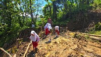 Heboh Potret Siswa SD Sukabumi Terjang Lumpur-Protes Jalan Rusak