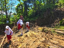 Heboh Potret Siswa SD Sukabumi Terjang Lumpur-Protes Jalan Rusak