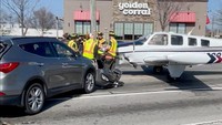 Pesawat Mendarat Darurat di Jalan Raya AS, Hantam Kendaraan