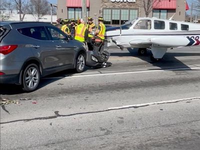Pesawat Mendarat Darurat di Jalan Raya AS, Hantam Kendaraan