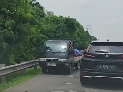 Pikap Nekat Lawan Arah Masuk Rest Area Tol Jagorawi, Polisi Turun Tangan