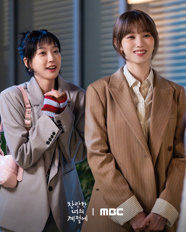 Potret Han Ji Hyun dan Lee Sung Kyung dalam drama 'In Your Radiant Season'/ Foto: instagram.com/mbcdrama_now Lee Sung Kyung dan Han Ji Hyun merupakan kakak beradik yang memiliki kepribadian kontras di dalam drama 'In Your Radiant Season'.