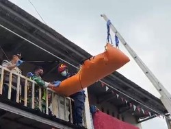 Mayat Pria Ditemukan dalam Kontrakan di Bogor, Proses Evakuasi Dramatis