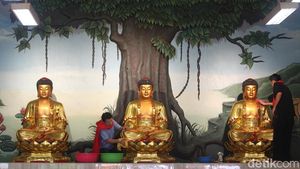 Sambut Imlek Tahun Kuda Api, Patung dan Wihara Dibersihkan