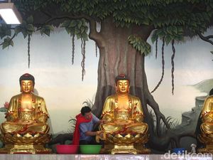 Sambut Imlek Tahun Kuda Api, Patung dan Wihara Dibersihkan