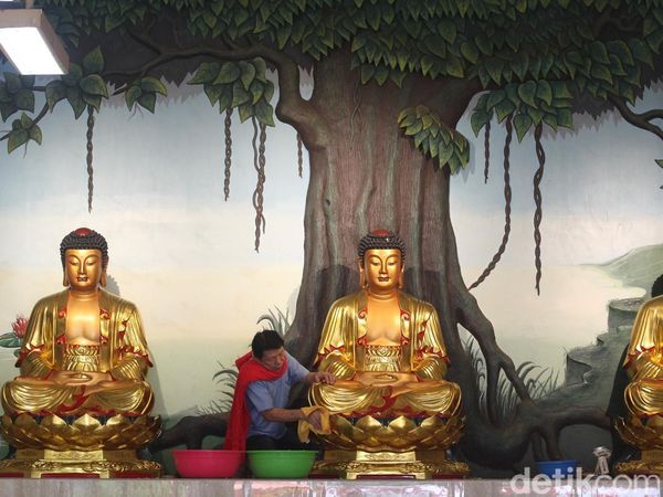 Sambut Imlek Tahun Kuda Api, Patung dan Wihara Dibersihkan